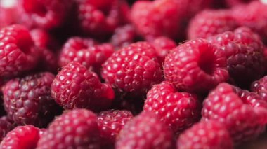 Yakın Rotasyon Loopable Berry. Taze, Sulu Ahududu Arka Plan, Olgun. Makro Kırmızı Ahududu Meyve. Gıda Dackground olarak Taze Ahududu Meyveler. Sağlıklı Gıda Organik Beslenme.