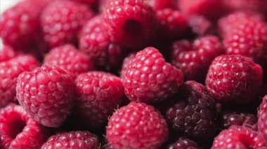 Yakın Rotasyon Loopable Ahududu. Taze, Sulu Ahududu Arka Plan, Olgun. Makro Kırmızı Ahududu Meyve. Gıda Dackground olarak Taze Ahududu Meyveler. Sağlıklı Gıda Organik Beslenme.