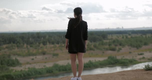 Joven mujer de negocios mirando la vista desde la montaña al atardecer, chica exitosa pensando en la vida en la naturaleza, disfrutando del paisaje Fondo de la naturaleza Disfrutando de la libertad, viajes de ocio . — Vídeo de stock