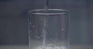 Şişeden Masadaki Bir Bardağa Taze Saf Su Dökmeyi Kapatın. Kavram Sağlığı.