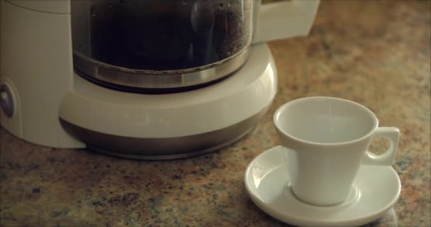 Verse cafeïnevrije koffie wordt bereid in de koffiezetapparaat. Brew ruikende ochtend koffie. Bereiding van een warme Decaf drank. Gezond dieet — Stockvideo