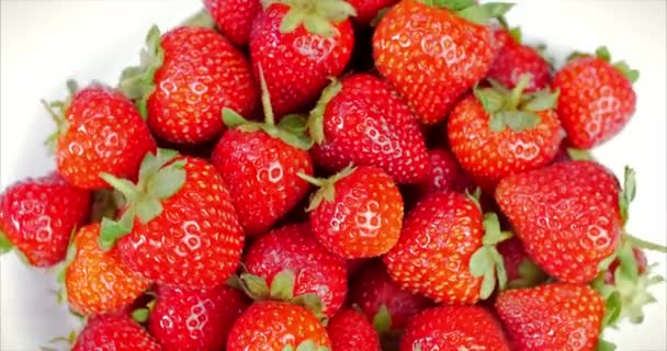 Vers fruit smakelijk en mooie aardbeien als voedsel achtergrond. Biologische gezonde rijpe aardbei voeding. — Stockvideo