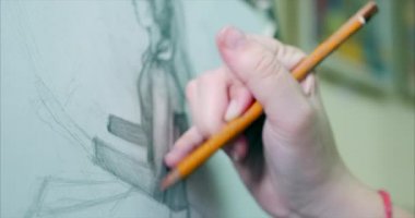 Genç Kadın Sanatçı bir Sanat Stüdyosunda, Bir Sasel Arkasında Oturan ve Tuval üzerinde Resim. Çizim Süreci: Sanatçıların Sanat Stüdyosu'nda Sanat El Sanat Kız Tuval üzerinde bir Fırça Boyama ile.4k
