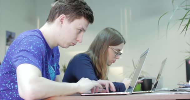 Trois jeunes gens d'affaires utilisant l'ordinateur au bureau. Deux collègues décorateurs travaillent ensemble sur un design de produit innovant dans Creative Studio . — Video