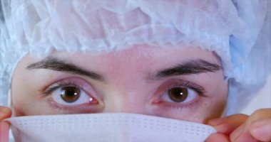 Kadın cerrah, hastane veya klinik operasyon için maske hazır doktorla yakından portresi. Doktorlar gözler