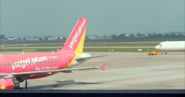 Havaalanı. Siluet Küçük Kız Havaalanı Alanı Manzaralı Pencereden Dışarı Bakar. Havaalanı Terminalinde Pencerede Duran Çocuk. Havaalanı Vietnam 08.02.2019