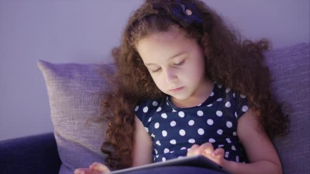 Carino bambina che trascorre il tempo libero a giocare al gioco mobile e schiaccia lo schermo luminoso con la mano. Concetto di: Happy Childfood, Tecnologia, Giochi Childen Play . — Video Stock