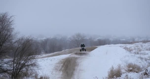 Conceito de esportes, recreação saudável. Quad Bicicleta na neve . — Vídeo de Stock