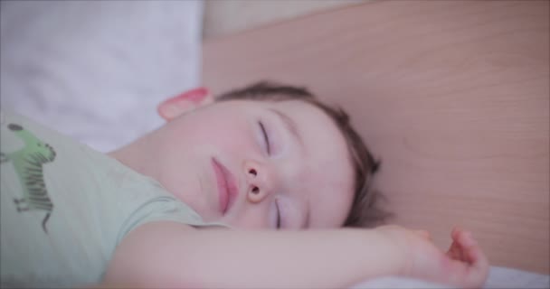 Slapende baby. Close-up van schattige baby viel in slaap naast moeder. Concept van familie. — Stockvideo