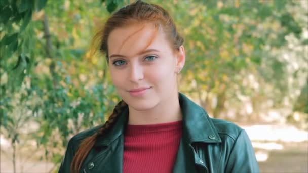 Portret van een aantrekkelijke lachende jonge vrouw close-up gezicht van een gelukkige vrouw met lang rood haar in een goed humeur, positieve emoties. — Stockvideo