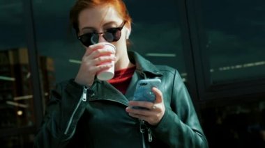 Sokakta Kahve İçen, Cep Telefonuna Mesaj Yazan, Kentsel Ortamda Yürürken Kahve İçen Genç Kadın.