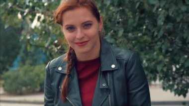 İyi bir ruh hali, olumlu duygular uzun kırmızı saçlı mutlu bir kadının gözlük yakın çekim yüzü ile çekici bir gülümseyen genç kadın portresi.