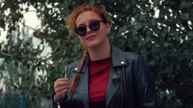 İyi bir ruh hali, olumlu duygular uzun kırmızı saçlı mutlu bir kadının gözlük yakın çekim yüzü ile çekici bir gülümseyen genç kadın portresi.