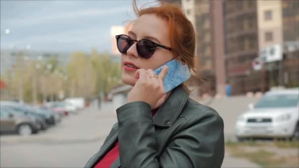 Fiatal nő iszik kávé az utcán, gépelés textil egy mozgatható telefon, rövid idő gyaloglás-ban egy városi elintézés. — Stock videók