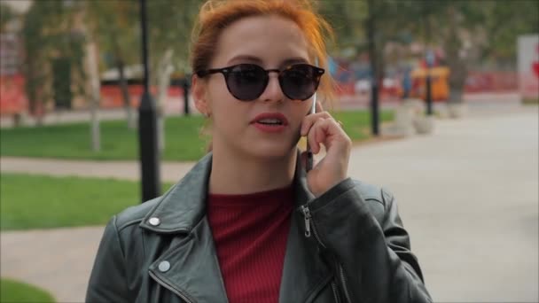 Young Woman Drinking Coffee on the Street, Typing Texting a Mobile Phone, While Walking in an Urban Setting. — Stock Video