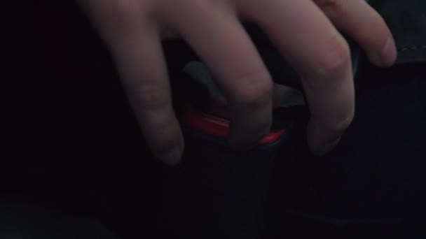 Закройте женские руки, держа ремень безопасности пристегивает ремень безопасности в машине . — стоковое видео