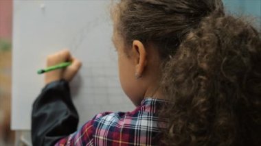 Sanatçının Küçük Kız Genç Elleri, Küçük Kadın Sanatçı Fırça ile Bir Tuval Boyar, Bir Masa Oturan ve Tuval üzerine Çizin. Çizim Süreci: Artists Art Studio'da