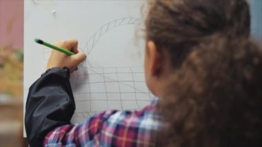 Sanatçının Küçük Kız Genç Elleri, Küçük Kadın Sanatçı Fırça ile Bir Tuval Boyar, Bir Masa Oturan ve Tuval üzerine Çizin. Çizim Süreci: Artists Art Studio'da