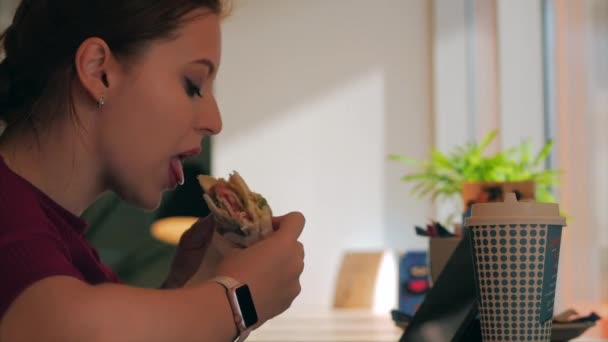 Portrét mladé Pretty Woman jíst Vegan Burger v Fast Food Cafe. Mladá žena jíst Vegan Shawarma v Cafe ve městě. — Stock video