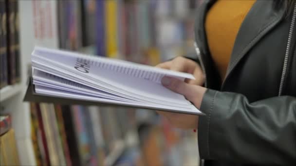 Mladé ruce ženy, dívka Student čtení v knihovně University stojící v knihovně univerzity ve městě. — Stock video