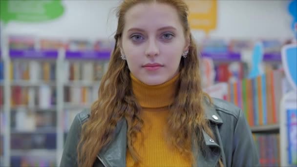 Portrét Close Up of Happy Pretty Young Woman Student Usmívající se dívá do kamery stojící v knihovně univerzity ve městě. — Stock video