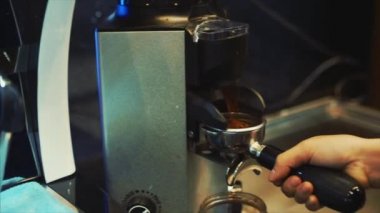 Yapma çekilmiş kahve kahve öğütücü ile. Yakın çekim. Kahve makinesi.