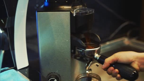 Att göra kaffe med kaffekvarn. Närbild. Kaffebryggare. — Stockvideo
