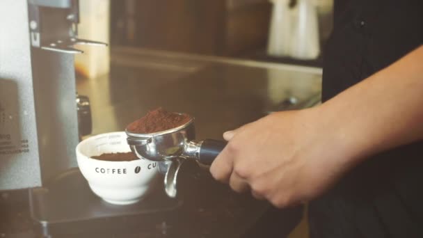 Profesionální barista. Tamping čerstvé mleté kávy. Záznamy zásob. — Stock video