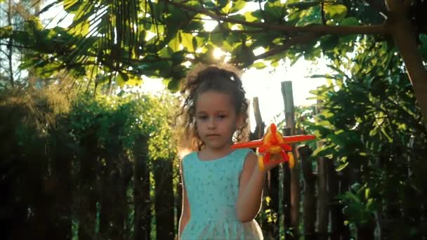 Felice bambino corre con un aeroplano giocattolo su uno sfondo tramonto . — Video Stock