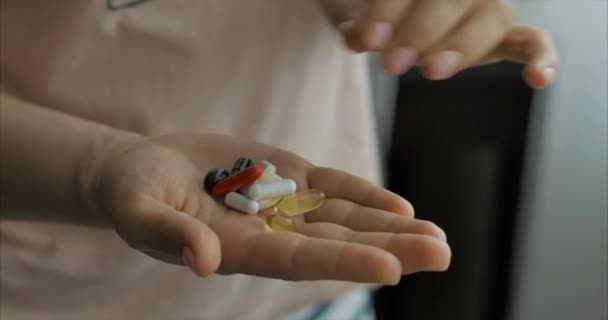 Les mains des femmes versent un tas de comprimés d'opiacés sur ordonnance de main en main. Concept de santé, médicaments, contraception . — Video