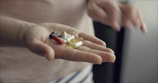 Les mains des femmes versent un tas de comprimés d'opiacés sur ordonnance de main en main. Concept de santé, médicaments, contraception . — Video