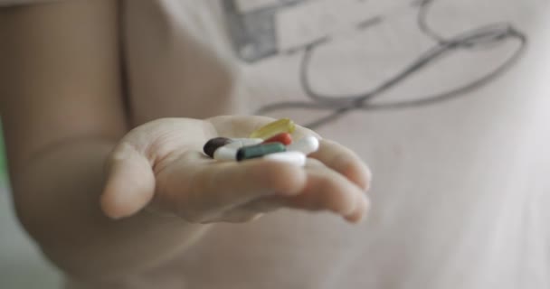 Жіночі руки наливають купу рецептурних таблеток опіату з рук в руки. Концепція здоров'я, наркотиків, контрацепції . — стокове відео
