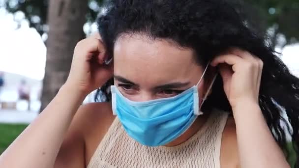 Портрет молодой студентки, одетой в защитную маску на улице, в маске Овидия-19. Концепция здоровья и безопасности, коронавирус N1H1, защита от вирусов, пандемия. — стоковое видео