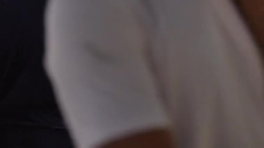 Genç bayan bir süpermarketin market bölümünde koronavirüs salgını var. O, insanların panik içinde yemek aldığı yerden hızlı bir şekilde yiyecek alıyor..