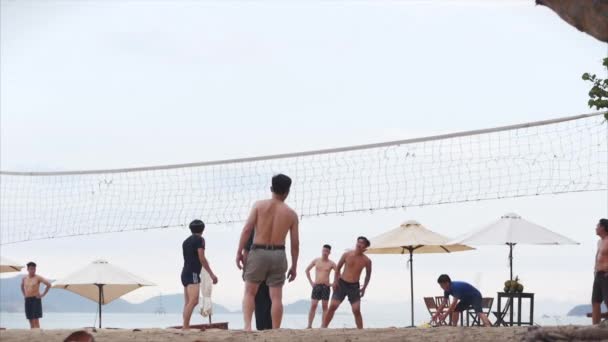 Efter isolering karantän. Covid-19. Vänner spelar beachvolleyboll vid solnedgången, volleyboll spik i den filmiska Nha Trang, Vietnam, 14 maj 2020. — Stockvideo