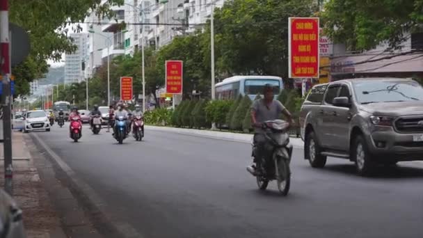 戴口罩的人在隔离后和自我隔离后乘坐自己的车辆离开了自己的家，在城市里四处走动，隔离的消除是科罗纳维的终结。Asia, Nha Trang, Vietnam, June 4, 2020, — 图库视频影像