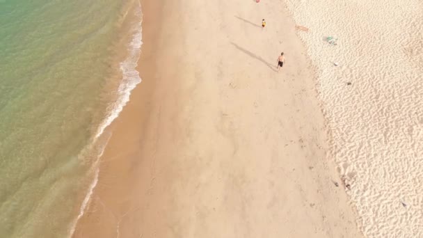 Luftaufnahme des Strandes von oben, wenige Menschen, der Strand nach der Quarantäne, nach der Covid-19-Pandemie, asiatische Strände. — Stockvideo