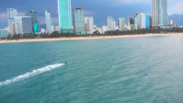 Letecký pohled na městskou pláž a aktivní lidi praktikující kite surfing a windsurfing. Kitesurfing místo, sportovní koncept, zdravý životní styl, lidský let. — Stock video