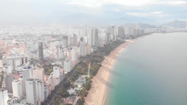 Letecký pohled na pláž shora, jen málo lidí, pláž po karanténě, po pandemii Covid-19, asijské pláže. — Stock video
