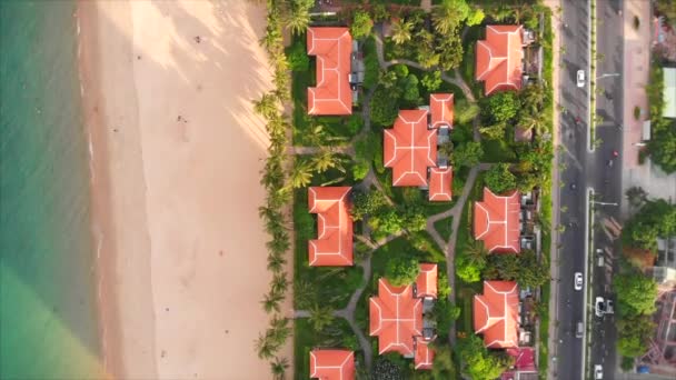 Vista aérea da praia de cima, poucas pessoas, a praia após a quarentena, após a pandemia de Covid-19, praias asiáticas. — Vídeo de Stock