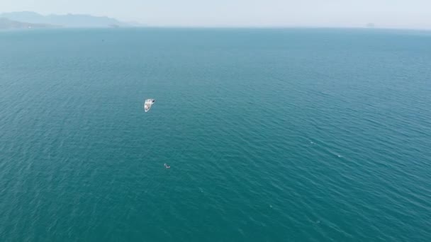 Luftaufnahme vom Stadtstrand und aktiven Leuten, die Kitesurfen und Windsurfen üben. Kitesurfplatz, Sportkonzept, gesunder Lebensstil, menschlicher Flug. — Stockvideo