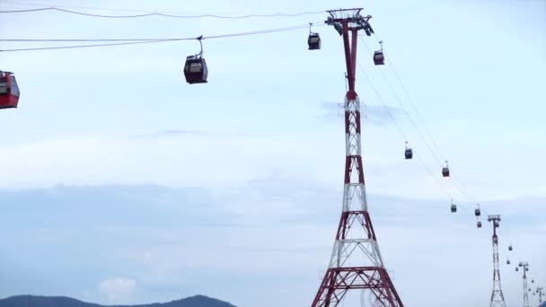 Kabel bil lyfter turister i lyx resort. Skidhiss kabelväg för människor transport på sommaren berg. Stolslift på kullen, grå himmel. — Stockvideo