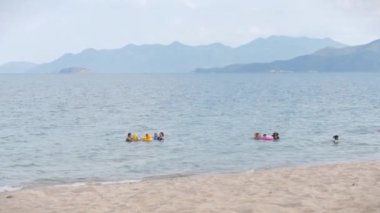 Sahili, birkaç kişiyi, karantinadan sonra plajı, Covid-19 salgınından sonra, Asya plajlarını. Nha Trang, Vietnam, 14 Haziran 2020.