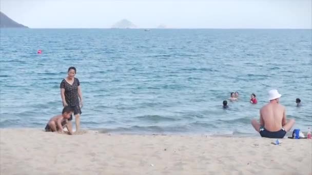 Άποψη της παραλίας, λίγοι άνθρωποι, η παραλία μετά την καραντίνα, μετά την πανδημία Covid-19, ασιατικές παραλίες. Nha Trang, Βιετνάμ, 14 Ιουνίου 2020. — Αρχείο Βίντεο