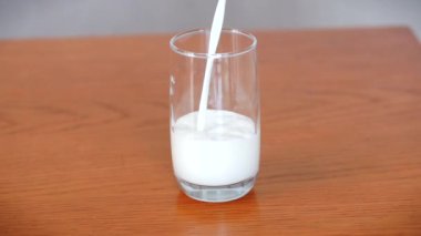 Görüntülü yiyecek projeleri, bir bardak süt. Şeffaf bir bardağa süt dökmek.