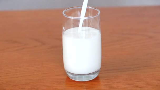 Görüntülü yiyecek projeleri, bir bardak süt. Şeffaf bir bardağa süt dökmek. — Stok video