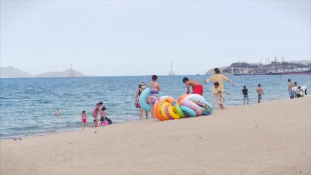 Vietnam, Nha Trang, 14 juni 2020. Utsikt över stranden, få personer, stranden efter karantän, efter Covid-19 pandemin. — Stockvideo