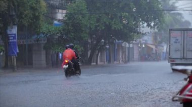 Yaz ya da sonbahar yağmur damlaları şehirdeki asfalta düşer ve büyük bir su birikintisine dönüşerek caddeyi sel basar. Sel, yağmur mevsimi ve şiddetli yağmurdur. Yağmur damlaları yağar.