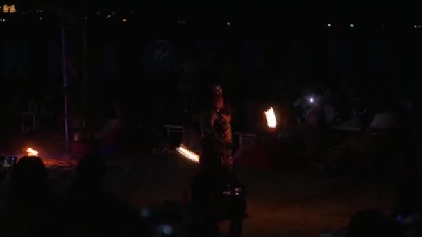 Artistas profissionais organizaram um show noturno na praia de areia, entretendo visitantes de cafés e restaurantes à beira-mar acenando bolas de fogo em Nha Trang, Vietnã, 28 de junho de 2020 . — Vídeo de Stock