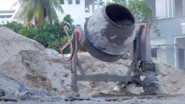 Begreppet byggande av hus, byggnader, konstruktioner av tegel och cement. Ett arbetsverktyg för betongblandare blandar cementmurbruk. — Stockvideo